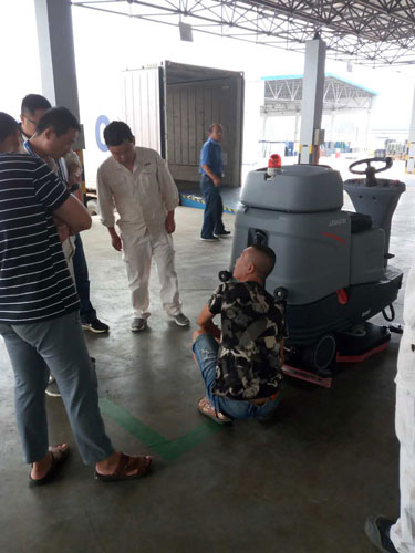 长沙亮点(diǎn)环保科技有(yǒu)限公司,驾驶式(shì)洗(xǐ)地机,洗扫一体机,吸尘扫地车哪里好,亮点环保 长(zhǎng)沙亮点环保科技有(yǒu)限公司,驾(jià)驶式洗地机,洗扫一体机(jī),吸尘扫地车哪里好,亮点环保