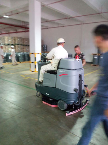 长沙亮点环保科技有限公司,驾驶式洗(xǐ)地机,洗扫一体机,吸尘扫地车哪里好,亮点环保 长沙亮点环保科(kē)技有限公司,驾驶式(shì)洗地机,洗扫一体机,吸(xī)尘扫地车哪里好,亮点环保